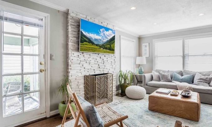 Prairie Village House | Prairie Village Cottage - Walk to Village Shops!