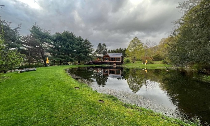 Downsville House | Pravite Cottage in the Woods