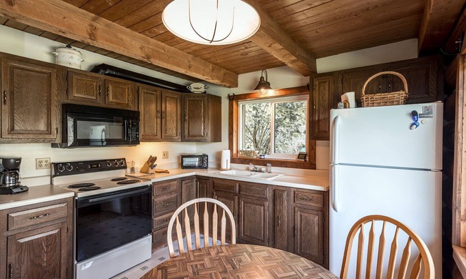 Florence House | Preacher's Cabin - a real Montana log cabin, right at river's edge - sleeps 6
