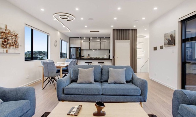 Orakei House | Premium Abode with Lift and Water Views