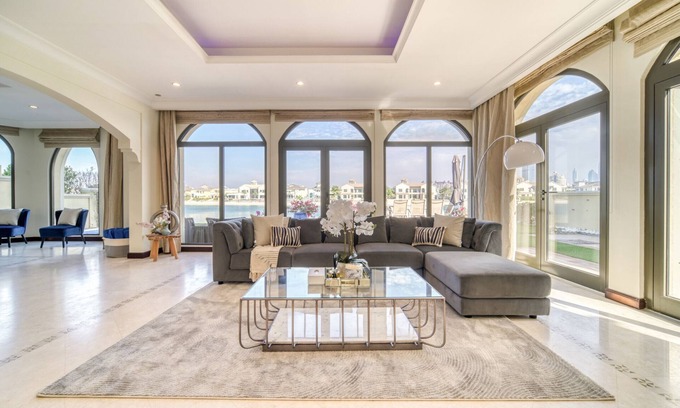 Palm Jumeirah Villa | Premier 6BR Villa with Assistant's Room and Private Pool in Frond E Palm Jumeirah by Deluxe Holiday Homes