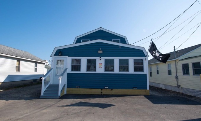 Hampton House | Premier, modern, fully renovated, Beach home.stroll to the beach in 3 minutes!