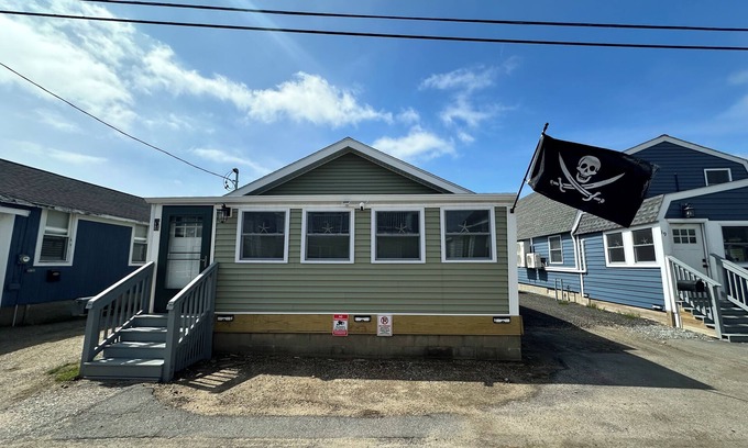 Hampton House | Premier, modern, fully renovated, Beach home.stroll to the beach in 3 minutes!