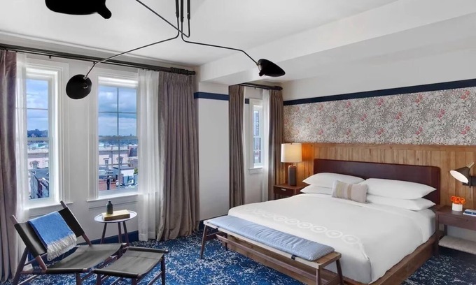 Mount Vernon Hotel | Premier Monument King at Art Boutique Hotel Revival Baltimore w/Rooftop Dining