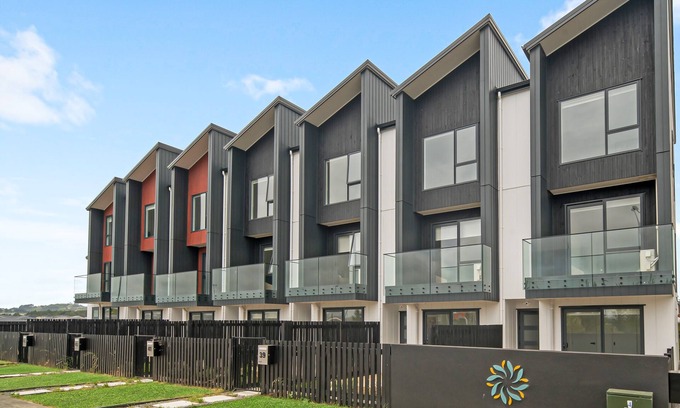 Auckland Central Business District House | Premier Parkview 3-Bedroom House with Garage Unit 43