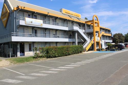 Elancourt Hotel | Premiere Classe St Quentin en Yvelines Elancourt