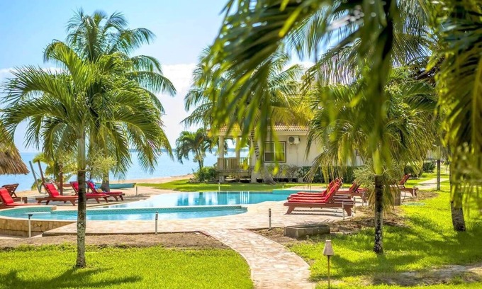 Hopkins Apartment | Premium 3 Bedroom beachfront villa with unrestricted Seaviews