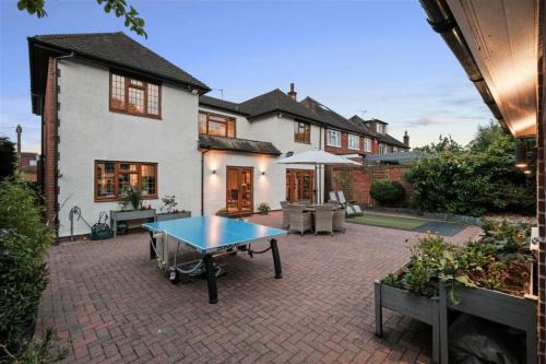 Seisdon House | Premium 4BR Family Home w/Garden Annex and Gym