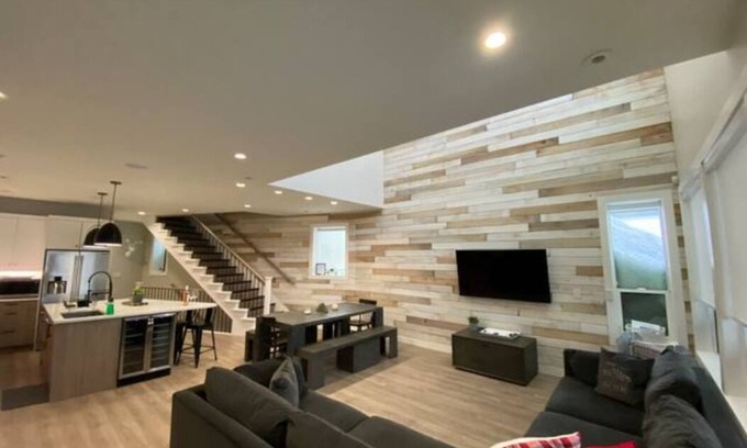 Hemlock Valley Ski Chalet | Premium Chalet w/Hot Tub, Steam Shower, GENERATOR, 6BR 4BA Ski in Ski out