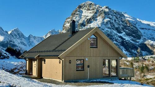Sørvagen Ski Chalet | Premium Chalet with Grand View