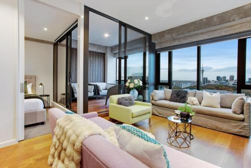 Newton Apartment | Premium Cityscape Abode w Skytower view & Parking