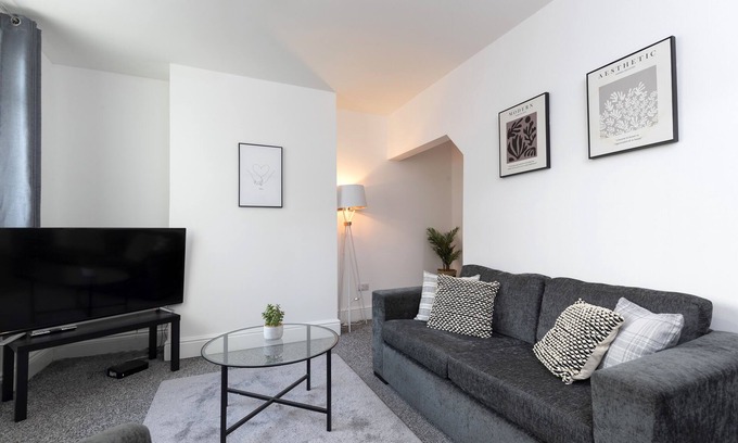Darlington House | Prescott House by Our Home Short Stays