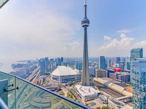 Toronto Entertainment District Apartment | Presidential 2+1BR Condo, Entertainment District (Downtown) w/CN Tower View, Balcony, Pool & Hot Tub