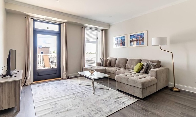 Smiths Falls Apartment | Presidential Suite