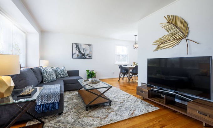 St. Louis House | Pretty *3BDR/2Bath Home* in a Good Area Next to Parks & Close to Downtown!