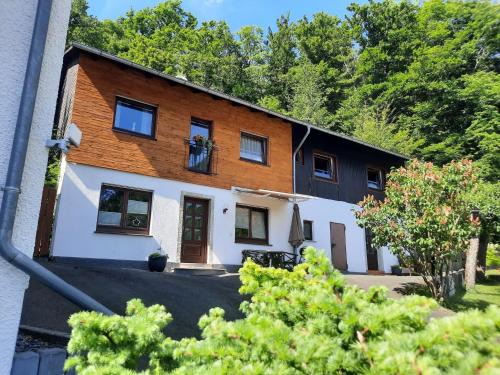 Oberschledorn Apartment | Pretty apartment in Medebach with adjacent forest
