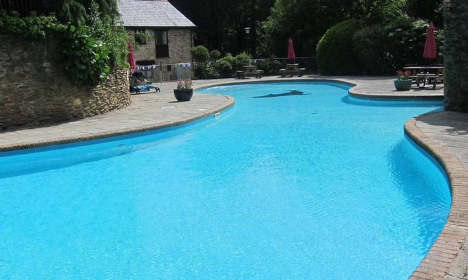 Ivybridge Cottage | Pretty cottage sleeps 5 in country estate close to beaches with heated pools