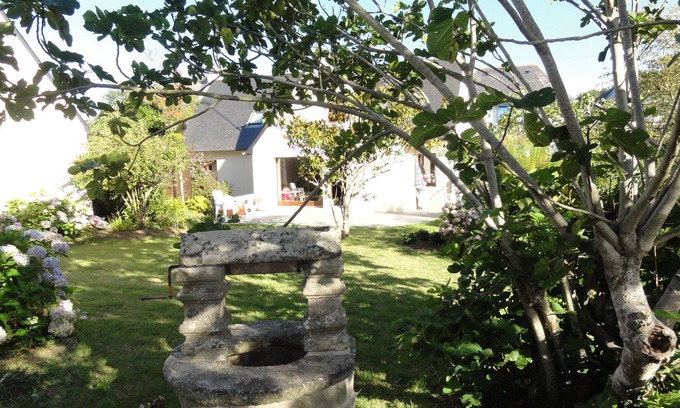 Port-Manech House | Pretty Cottage standing stones in a beautiful flower garden near the beach