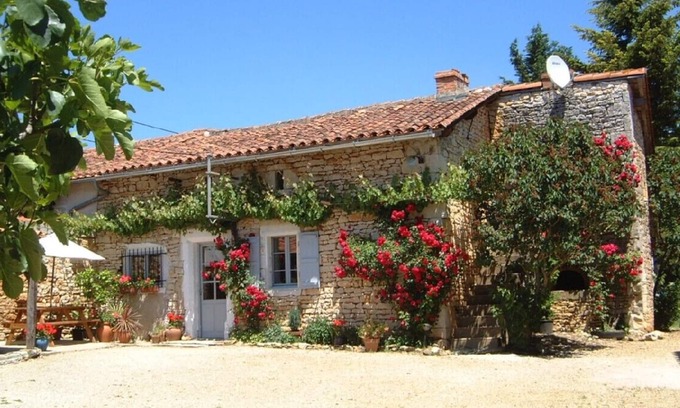 Chasseneuil-sur-Bonnieure Cottage | Pretty Charantais cottage. WIFI. With private pool & garden, tranquil location