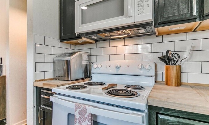 Guthrie House | Pretty in Pink. Wi-fi. Sleeps 6.
