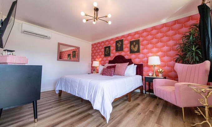 Trenton Hotel | Pretty N Pink Room #5- 1960 Retro Motel