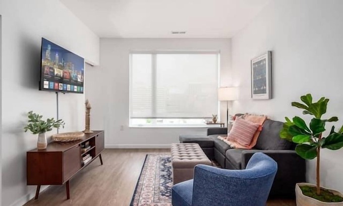 Downtown Columbus Apartment | Pretty Pink & Gray 1BR Suite in Heart of Columbus