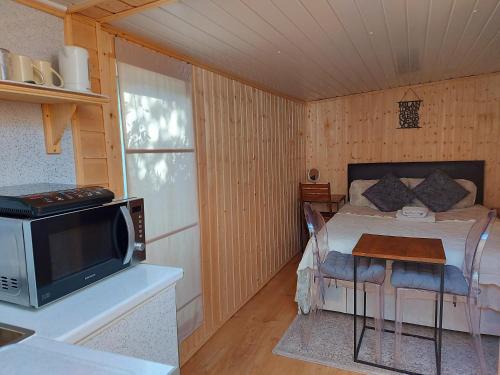 Fryent Apartment | Pretty Studio with a Private Terrace