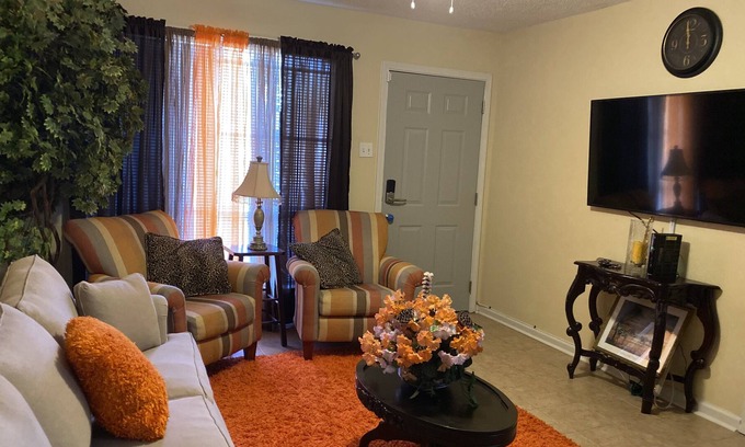 Whitehaven House | Price is right! Cute! & Cozy! 10 min from downtown Beale Street & Graceland.