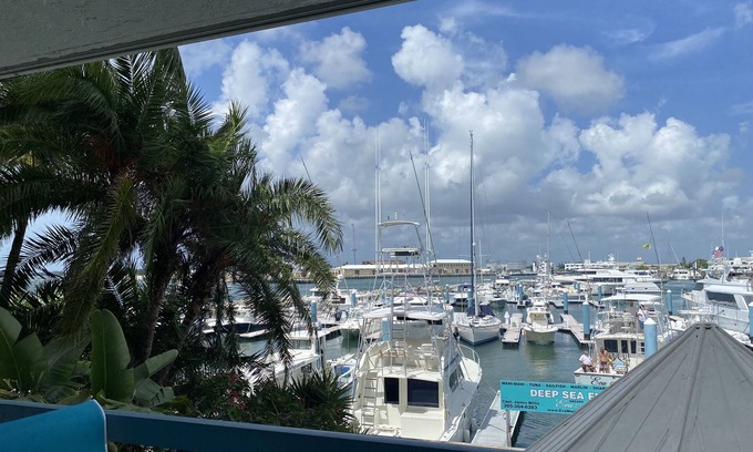 Historic Seaport Condo | Priced to book! Sleeps 4- Walking Distance to Duval!