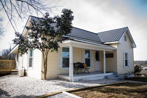Mount Airy House | Priceless on Price St Walk to downtown!
