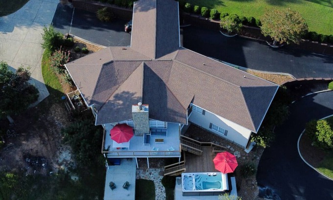 Leesburg House | Primary and Guest Home Sleeps 26 Comfortably