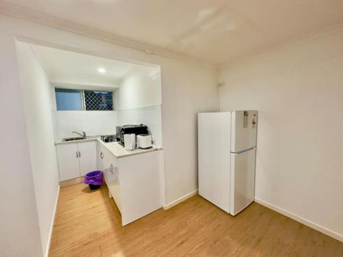 Macgregor Apartment | Prime 1BR Near Transport and Retail