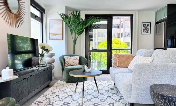 Auckland Central Business District Apartment | Prime CBD Location-Walk to Spark Arena & Britomart