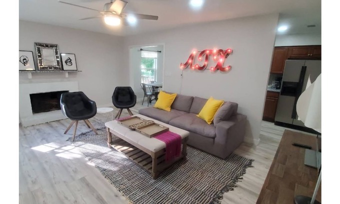 Parker Lane House | Prime Central Austin Getaway: Style & Convenience