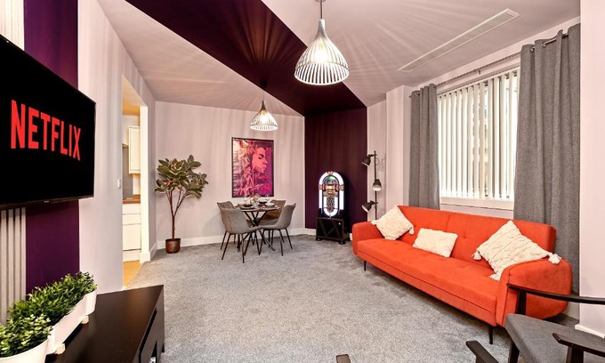 Central Milton Keynes Apartment | PRIME City Centre Location, THE JUKE BOX SUITE, Secure Gated FREE Parking Space, Unique STYLISH Apartment, Two Bathrooms