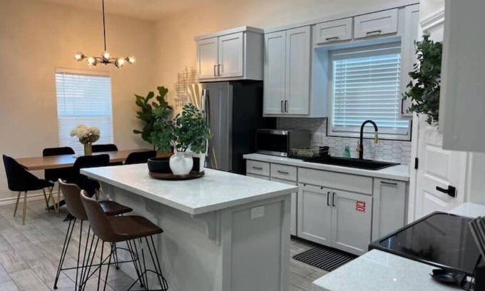 McAllen House | Prime Clean Trendy Retreat