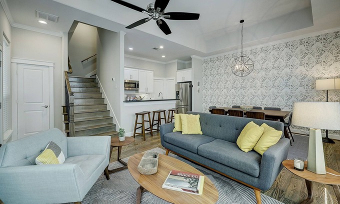 Shady Acres House | +Prime HTX Heights Location +Walkable to Dining/Coffee +King/Queen & Bunk Rooms