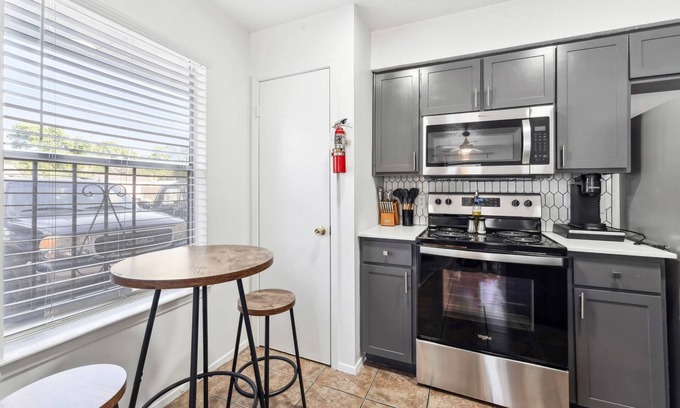 Holly Apartment | Prime Location Chic 1BR Fast Wifi 7 Min to Downtown
