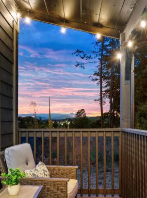 Sevierville House | Prime Location, close to Dollywood and Pg Forge Downtown with Mtn view, Hot tub & Game Room