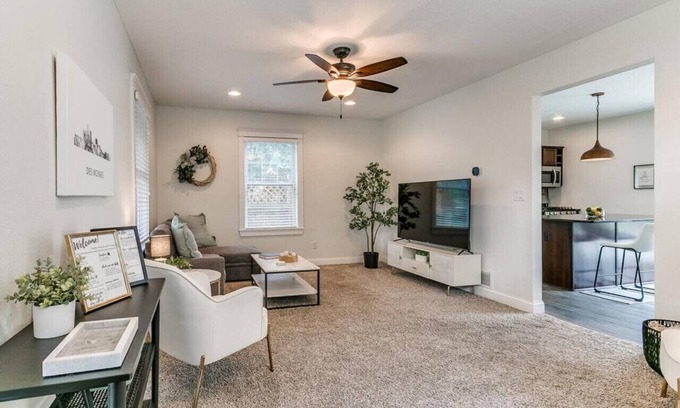 Des Moines House | Prime Location: Downtown Modern 3BR Retreat