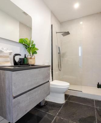 Shaughnessy Village Apartment | Prime Location Gorgeous 4BR Downtown MTL