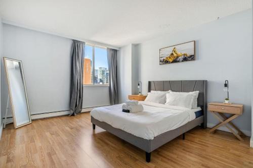 Downtown Edmonton Apartment | Prime Location Near Jasper Ave with Downtown Views, Netflix, Gym, Sauna, Sleeps 4