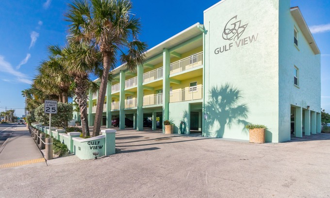 Bradenton Beach Condo | PRIME LOCATION ON AMI*CONDO DIRECTLY ON WHITE SUGAR SAND BEACH*HEATED POOL