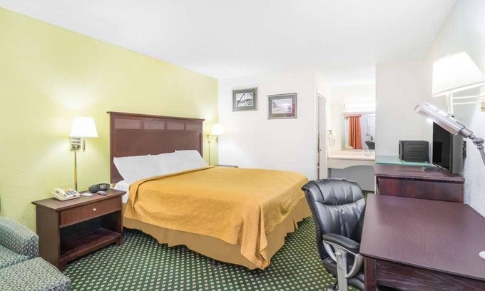 Lookout Valley Neighborhood Association Resort | Prime Location! Pet-friendly, Free Parking, Close to Tennessee Aquarium!