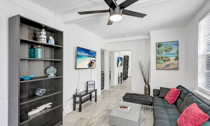 Pineapple Grove Arts District Apartment | Prime location, Pineapple district, walk to Atlantic, 1bd, pets