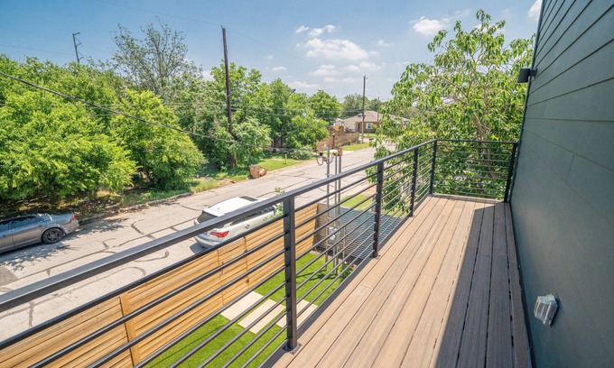 East MLK Apartment | Prime Location, SXSW, Monthly Stays | Daisy Lou