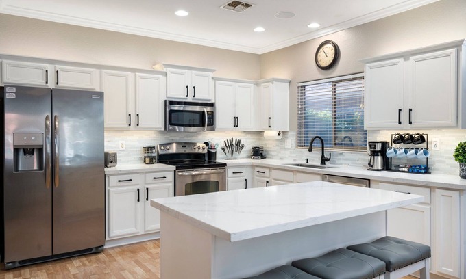 Gilbert House | Prime Location, W/Movie Room, Air Hockey, Close to Food & Entertainment!