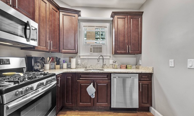 Salem House | Prime Location!WALK TO WATER & HISTORIC DISTRICT!PRIVATE Large first floor apt!