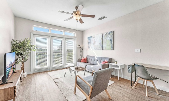 Windsor Park Apartment | Prime SoCo 2BR King Suite w/GymPickleballLaundry