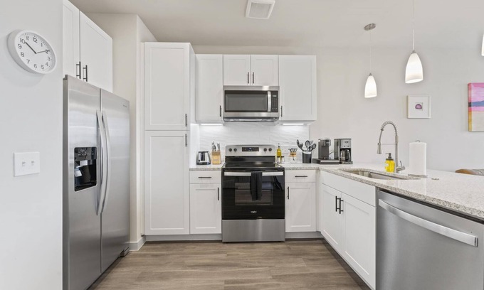 Windsor Park Apartment | Prime Soco Airy 1BR King Suite w Pool Parking
